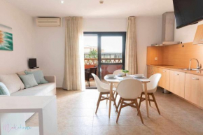 Apartamento junto a la playa con piscina y parking